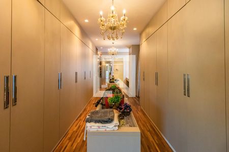 Casa de condomínio à venda com 740m², 5 quartos e 3 vagas Casa de condomínio à venda com 740m², 5 quartos e 3 vagasCloset da Suíte 3