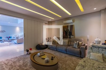 Sala de TV de casa de condomínio à venda com 5 quartos, 740m² em Alphaville, Santana de Parnaíba