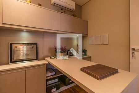 Casa de condomínio à venda com 740m², 5 quartos e 3 vagas Casa de condomínio à venda com 740m², 5 quartos e 3 vagasEscritório