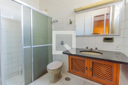 Casa à venda com 700m², 4 quartos e 5 vagasBanheiro da Suíte 2