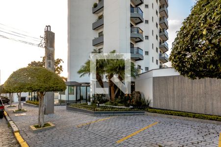 Apartamento para alugar com 300m², 3 quartos e 6 vagas Apartamento para alugar com 300m², 3 quartos e 6 vagasÁrea Comum - Estacionamento para Visitantes