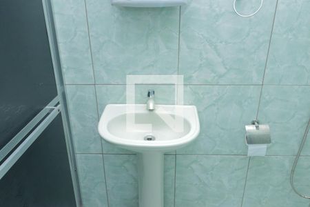 Banheiro de kitnet/studio para alugar com 1 quarto, 50m² em Jardim Vila Nova, Duque de Caxias
