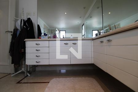 Apartamento à venda com 283m², 4 quartos e 4 vagasBanheiro da Suíte 2