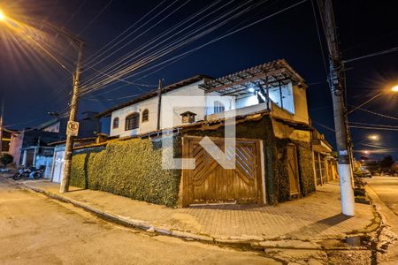 Casa à venda com 149m², 5 quartos e 2 vagas Casa à venda com 149m², 5 quartos e 2 vagasFachada