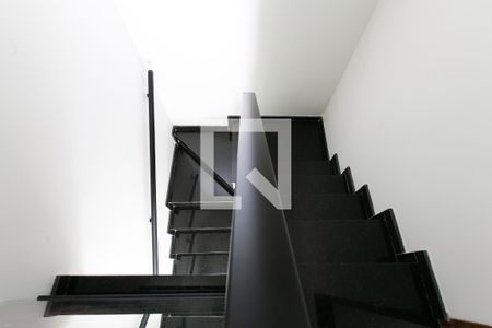 Casa à venda com 60m², 2 quartos e 2 vagas Casa à venda com 60m², 2 quartos e 2 vagasEscada