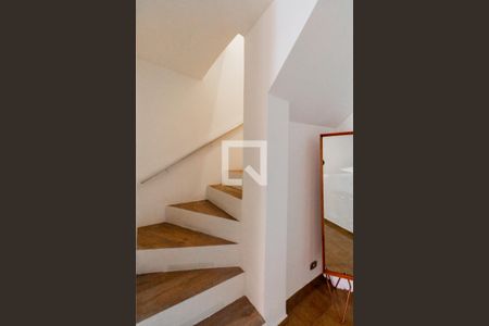 Escada - acesso aos quartos de casa à venda com 3 quartos, 120m² em Sumarezinho, São Paulo