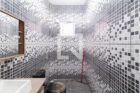 Banheiro de casa para alugar com 2 quartos, 80m² em São Pedro, Osasco