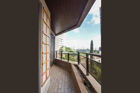 Apartamento à venda com 107m², 4 quartos e 2 vagasVaranda