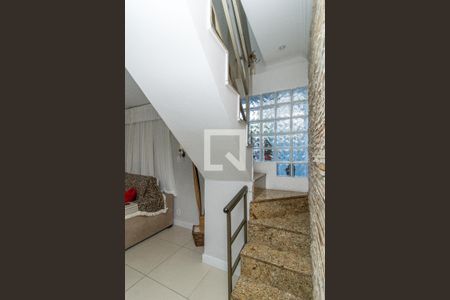 Detalhe da Sala - Escada de casa de condomínio à venda com 3 quartos, 150m² em Irajá, Rio de Janeiro