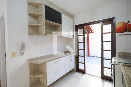 Casa de condomínio para alugar com 75m², 3 quartos e 2 vagasCozinha