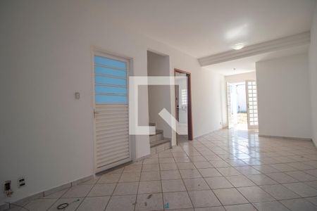 Sala de casa para alugar com 3 quartos, 121m² em Setor Goiânia 2, Goiânia