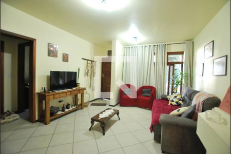 Sala de casa à venda com 5 quartos, 222m² em Teresópolis, Porto Alegre