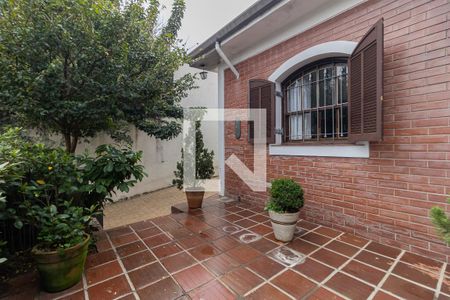 Casa à venda com 140m², 3 quartos e 8 vagasEntrada e Jardim