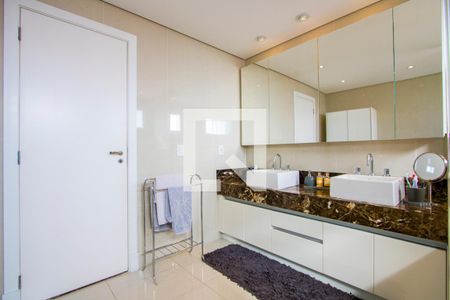 Apartamento à venda com 236m², 3 quartos e 4 vagasBanheiro do quarto 1