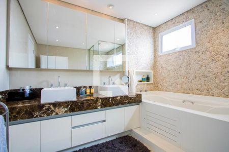 Apartamento à venda com 236m², 3 quartos e 4 vagasBanheiro do quarto 1