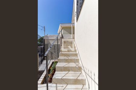 Casa à venda com 160m², 2 quartos e 1 vaga Casa à venda com 160m², 2 quartos e 1 vagaEscada Entrada