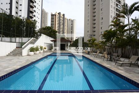 Apartamento à venda com 176m², 3 quartos e 3 vagas Apartamento à venda com 176m², 3 quartos e 3 vagasÁrea comum - Piscina