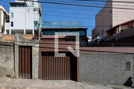 Casa à venda com 271m², 2 quartos e 1 vaga Casa à venda com 271m², 2 quartos e 1 vagaFachada