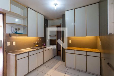 Apartamento para alugar com 241m², 4 quartos e 2 vagas Apartamento para alugar com 241m², 4 quartos e 2 vagasCozinha