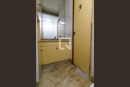 Apartamento para alugar com 241m², 4 quartos e 2 vagas Apartamento para alugar com 241m², 4 quartos e 2 vagasLavabo Corredor Quartos