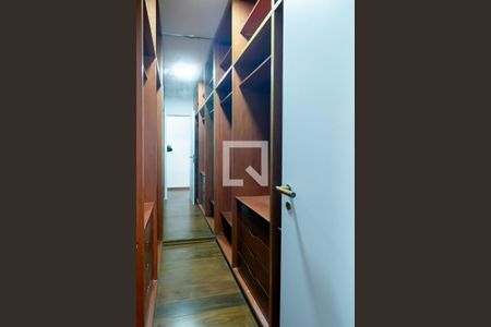 Apartamento à venda com 212m², 3 quartos e 4 vagas Apartamento à venda com 212m², 3 quartos e 4 vagasCloset Suíte 3
