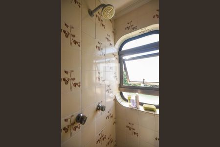 Apartamento à venda com 258m², 4 quartos e 8 vagasChuveiro do banheiro da suíte 1 