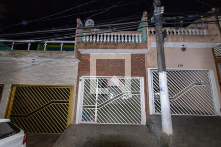 Casa à venda com 100m², 4 quartos e 2 vagas Casa à venda com 100m², 4 quartos e 2 vagasFachada