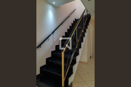 Casa à venda com 190m², 3 quartos e 3 vagas Casa à venda com 190m², 3 quartos e 3 vagasEscada