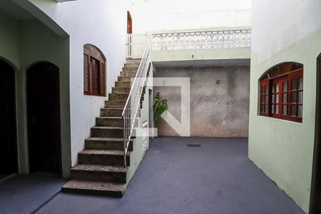 Casa à venda com 310m², 6 quartos e 3 vagasQuintal com escada que da acesso a edícula