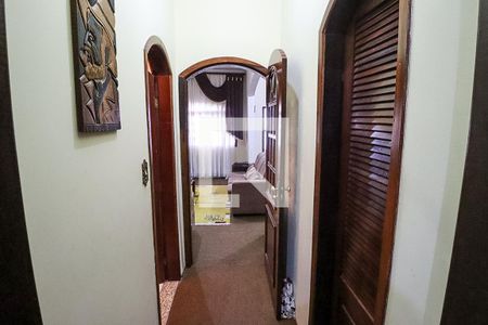 Casa à venda com 310m², 6 quartos e 3 vagasCorredor entre sala e cozinha