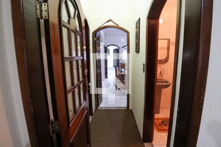 Casa à venda com 310m², 6 quartos e 3 vagasCorredor entre sala e cozinha