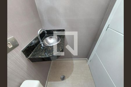 Casa de condomínio à venda com 132m², 3 quartos e 2 vagasLavabo