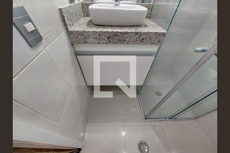 Casa de condomínio à venda com 132m², 3 quartos e 2 vagasBanheiro 2