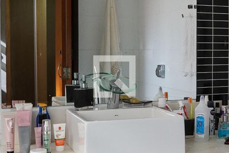 Casa à venda com 330m², 2 quartos e 2 vagasBanheiro da Suíte