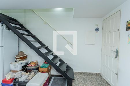 Apartamento à venda com 69m², 2 quartos e 2 vagasEscada