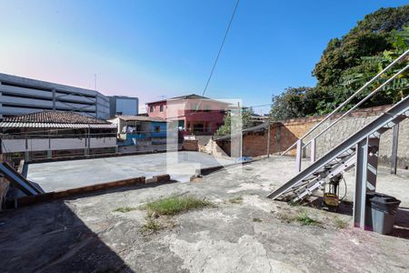 Casa à venda com 262m², 4 quartos e 5 vagas Casa à venda com 262m², 4 quartos e 5 vagasQuintal