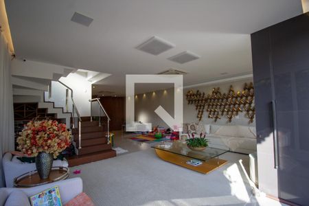 Sala de casa de condomínio à venda com 3 quartos, 465m² em Recreio dos Bandeirantes, Rio de Janeiro