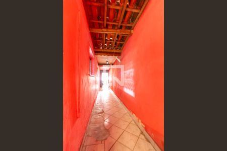 Casa à venda com 232m², 3 quartos e 3 vagas Casa à venda com 232m², 3 quartos e 3 vagasCorredor lateral