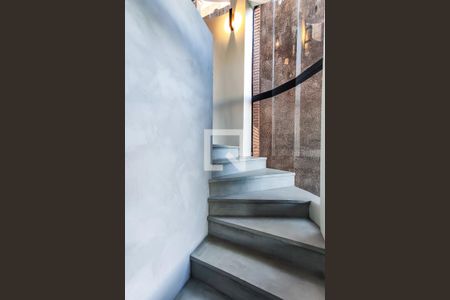 Casa à venda com 400m², 3 quartos e 5 vagasEscadas de Acesso