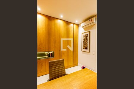 Casa à venda com 310m², 5 quartos e 2 vagasEscritório