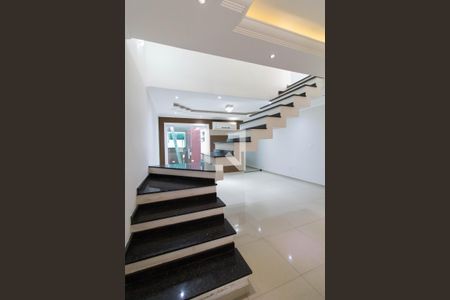 Escadas de casa para alugar com 3 quartos, 300m² em Vila Haro, Sorocaba