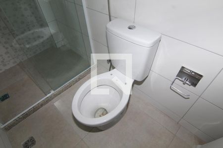 Banheiro de apartamento para alugar com 2 quartos, 55m² em Ramos, Rio de Janeiro