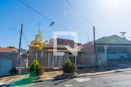 Casa à venda com 242m², 3 quartos e 3 vagasFachada