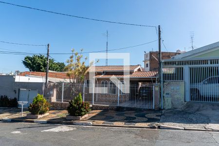 Casa à venda com 242m², 3 quartos e 3 vagasFachada