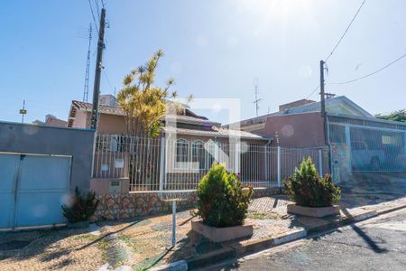 Casa à venda com 242m², 3 quartos e 3 vagasFachada