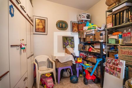 Casa à venda com 242m², 3 quartos e 3 vagasQuarto de Serviço