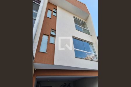 Casa à venda com 266m², 3 quartos e 4 vagas Casa à venda com 266m², 3 quartos e 4 vagasFachada