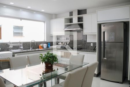 Casa à venda com 266m², 3 quartos e 4 vagas Casa à venda com 266m², 3 quartos e 4 vagasCozinha