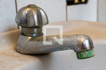 Casa à venda com 640m², 4 quartos e 7 vagasBanheiro de Serviço - Torneira