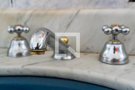 Casa à venda com 640m², 4 quartos e 7 vagasBanheiro da Suite Master - Torneira